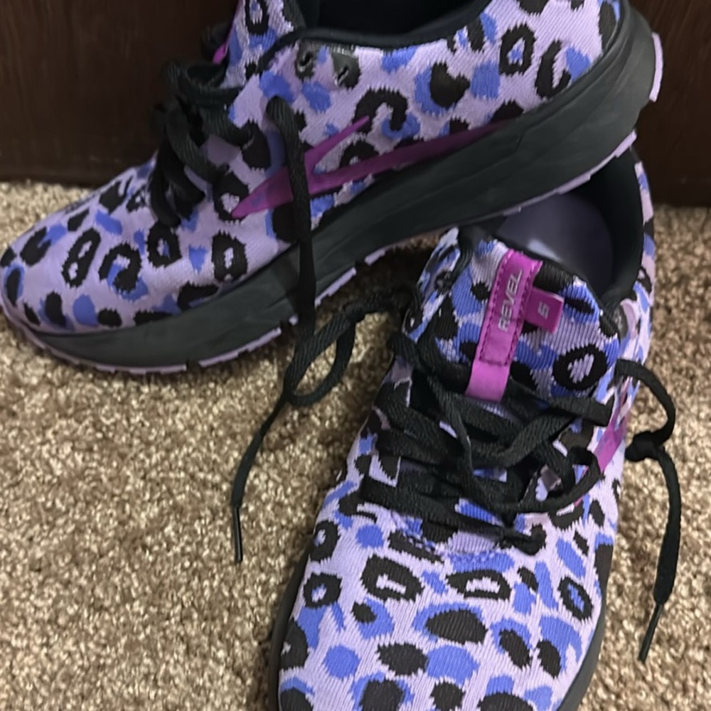 LIMITED EDITION EUC BROOKS REVEL 5 purple leopard shoes 7.5